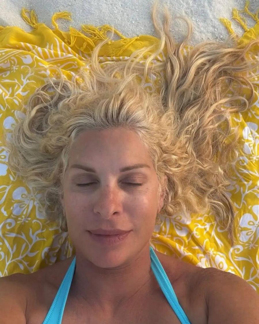 Είναι 55, έχει κορμί 20χρονης – Xαμός με τις νέες φωτογραφίες της Ελένης Μενεγάκη από τις Μαλδίβες