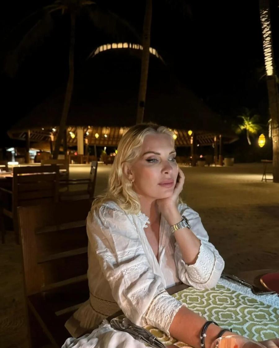 Είναι 55, έχει κορμί 20χρονης – Xαμός με τις νέες φωτογραφίες της Ελένης Μενεγάκη από τις Μαλδίβες