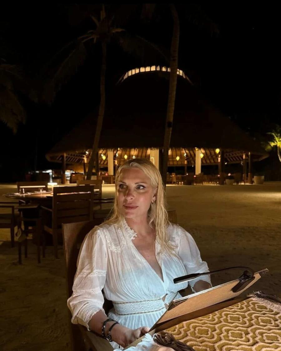 Είναι 55, έχει κορμί 20χρονης – Xαμός με τις νέες φωτογραφίες της Ελένης Μενεγάκη από τις Μαλδίβες