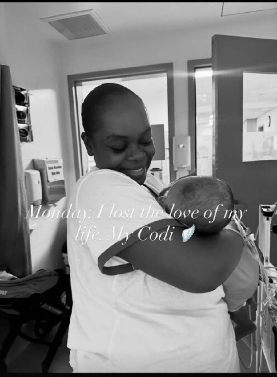 Γιατί Θεέ μου; Πέθανε, μόλις 11 μηνών, η εγγονή πασίγνωστου τραγουδιστή – «Έχασα την αγάπη της ζωής μου», έγραψε η κόρη του