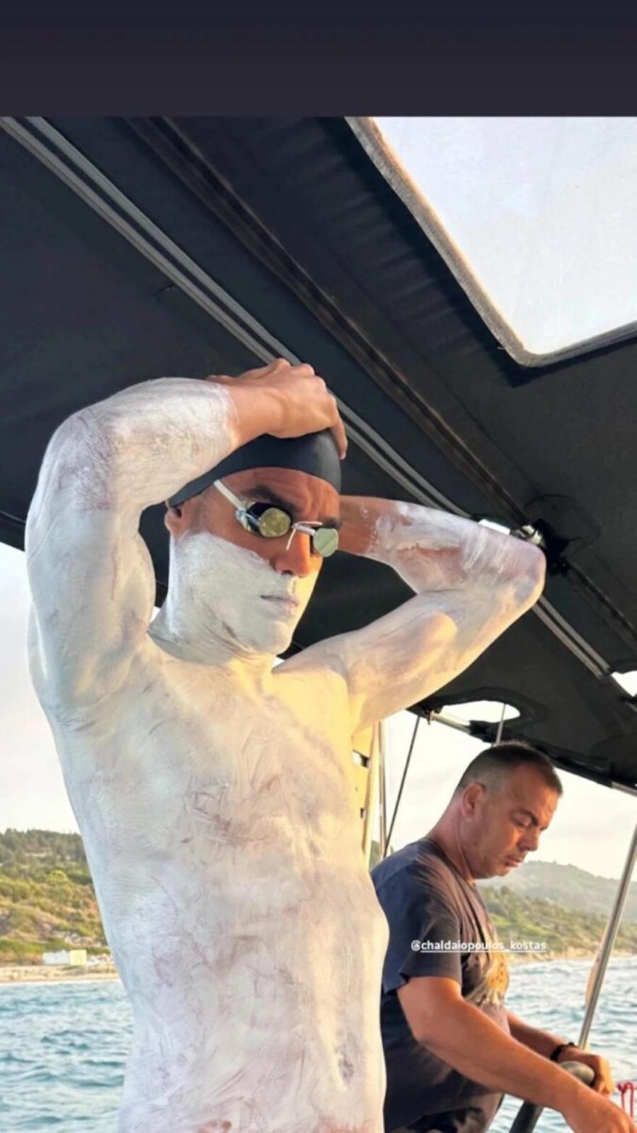 Γράφτηκε ιστορία: Ο Σπύρος Χρυσικόπουλος κολύμπησε από την Ελλάδα στην Ιταλία και είναι ο πρώτος άνθρωπος που το κατάφερε