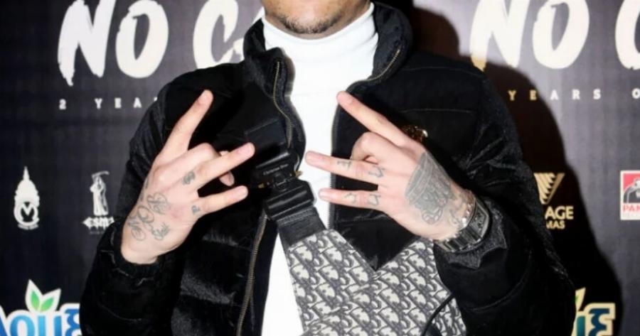 Μαθεύτnκε το όνομα: Auτoς είναι ο Έλληνας τραγουδιστής που σuvελnφθn πριν από λίγο