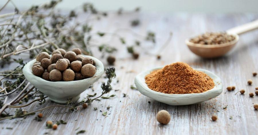 Το μπαχαρικό-φάρμακο: «Ξυπνά» τον μεταβολισμό, εξαφανίζει πανάδες, κρυολόγημα, βήχα, ναυτία και όχι μόνο