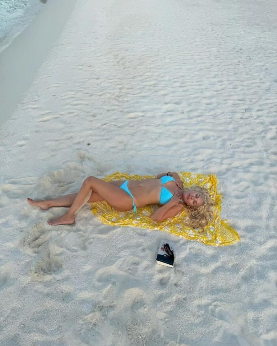 Είναι 55, έχει κορμί 20χρονης – Xαμός με τις νέες φωτογραφίες της Ελένης Μενεγάκη από τις Μαλδίβες