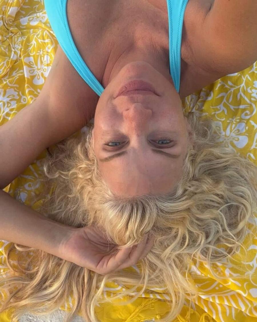 Είναι 55, έχει κορμί 20χρονης – Xαμός με τις νέες φωτογραφίες της Ελένης Μενεγάκη από τις Μαλδίβες