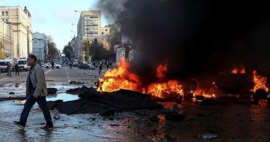 ΕΞΕΛΙΞΗ ΣΟΚ: Οι Ρώσοι πυρπόλησαν το Κίεβο εν μέσω επίσκεψης του Γερμανού ΥΠΕΞ