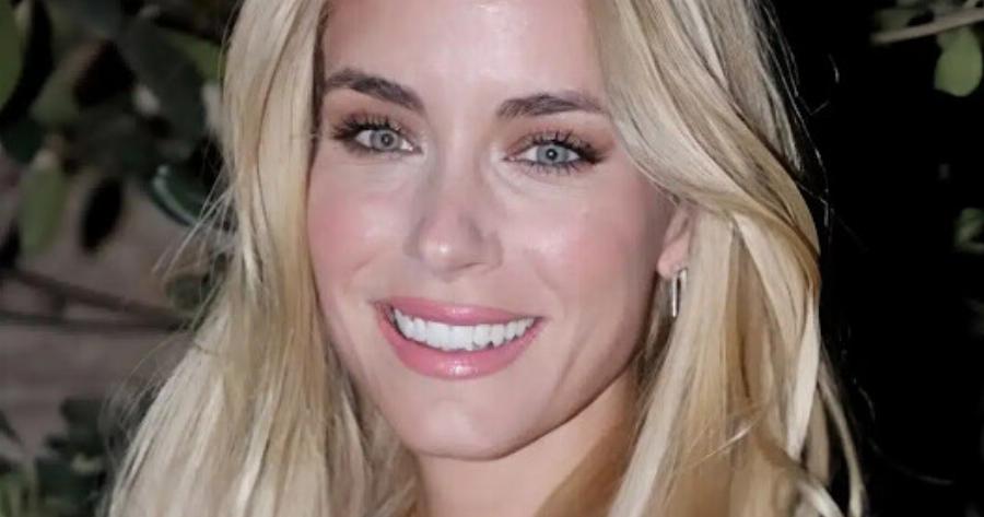 Η Δούκισσα Νομικού με λευκή Celia Kritharioti τουαλέτα στο κόκκινο χαλί του Φεστιβάλ Καννών – Φωτογραφίες