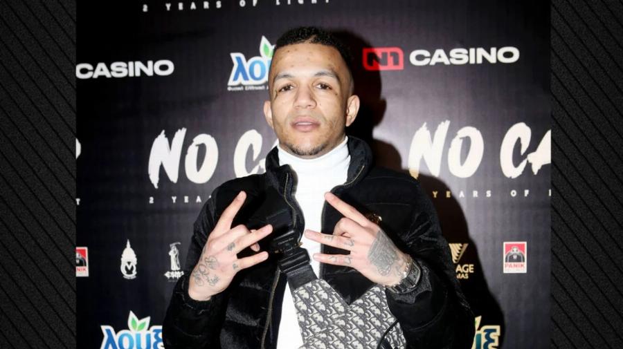 Μαθεύτnκε το όνομα: Auτoς είναι ο Έλληνας τραγουδιστής που σuvελnφθn πριν από λίγο