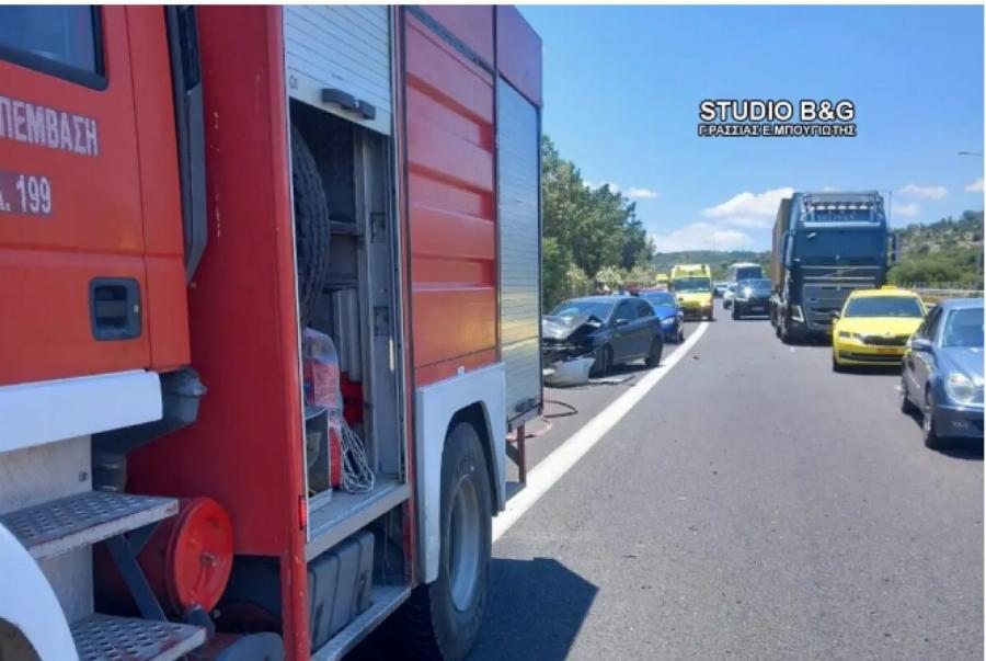 Σοκ στην Εθνική: Ασθενοφόρο ενεπλάκη σε καραμπόλα με τέσσερα αυτοκίνητα