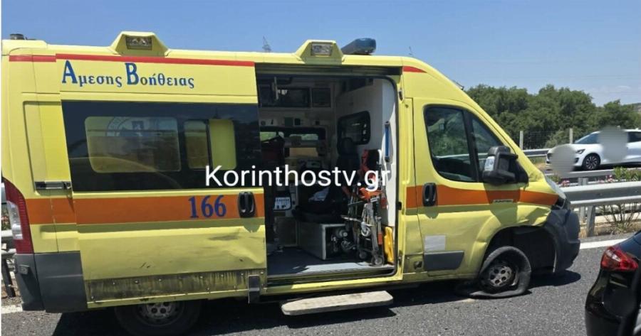 Σοκ στην Εθνική: Ασθενοφόρο ενεπλάκη σε καραμπόλα με τέσσερα αυτοκίνητα