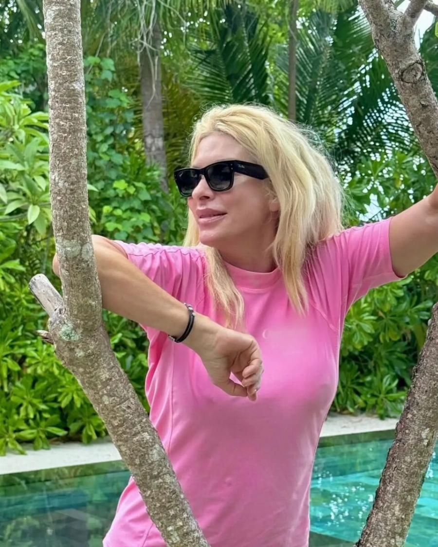 Είναι 55, έχει κορμί 20χρονης – Xαμός με τις νέες φωτογραφίες της Ελένης Μενεγάκη από τις Μαλδίβες