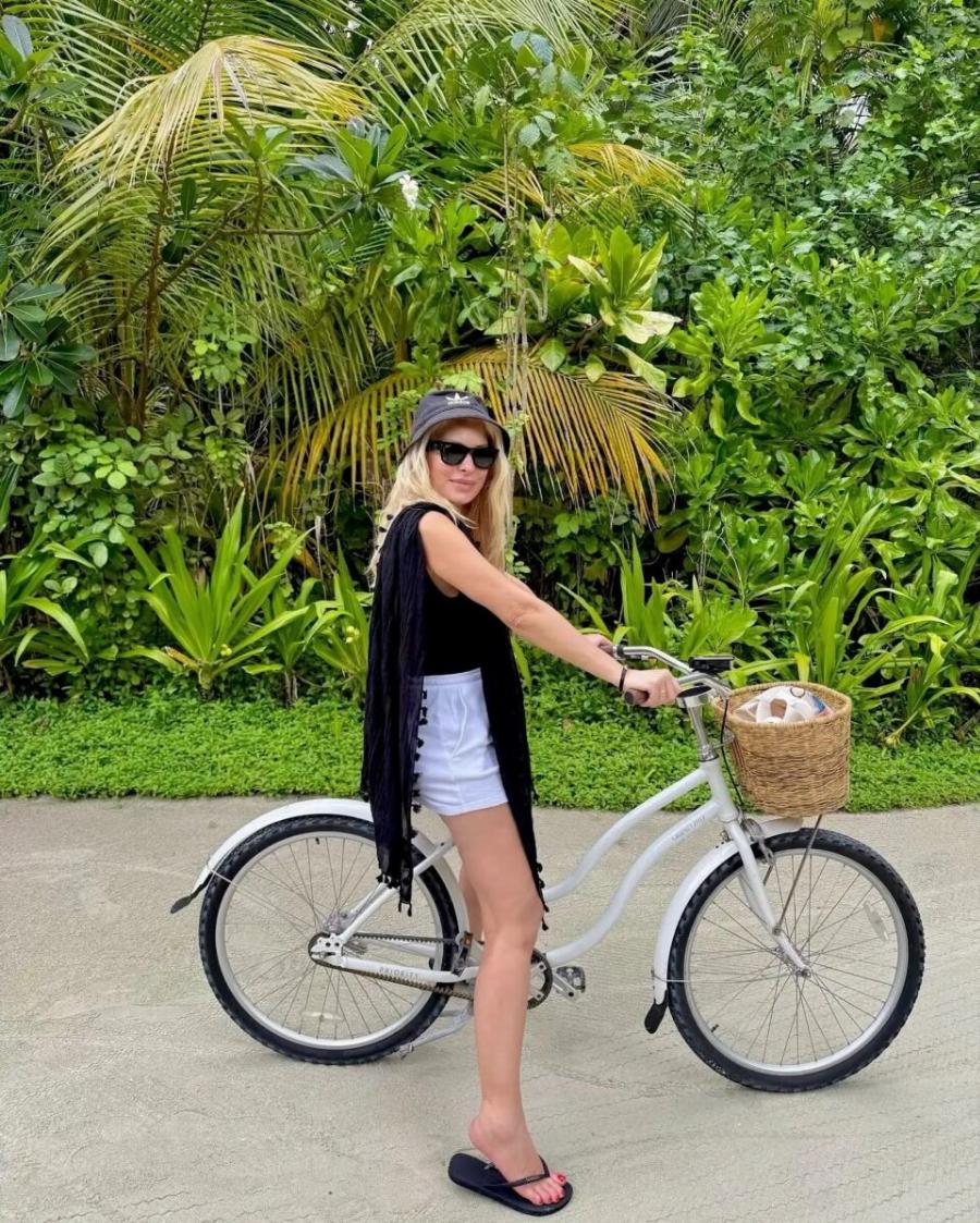 Είναι 55, έχει κορμί 20χρονης – Xαμός με τις νέες φωτογραφίες της Ελένης Μενεγάκη από τις Μαλδίβες