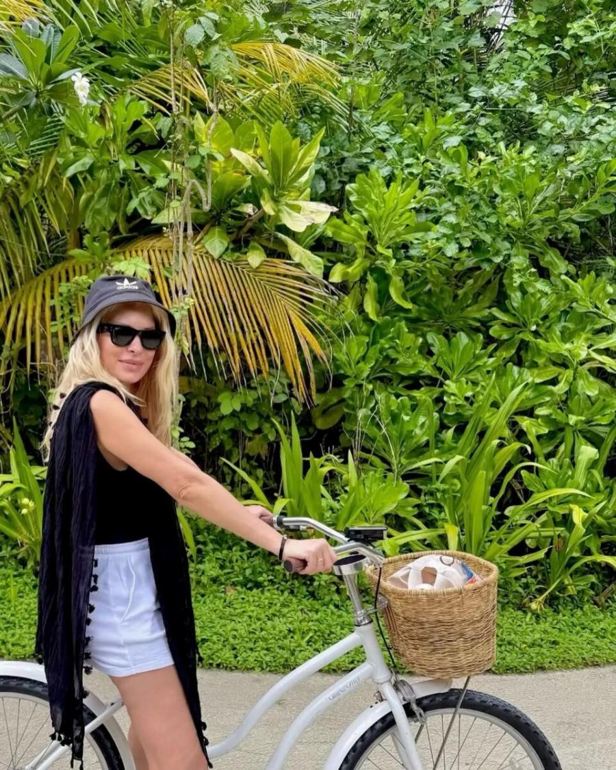 Είναι 55, έχει κορμί 20χρονης – Xαμός με τις νέες φωτογραφίες της Ελένης Μενεγάκη από τις Μαλδίβες