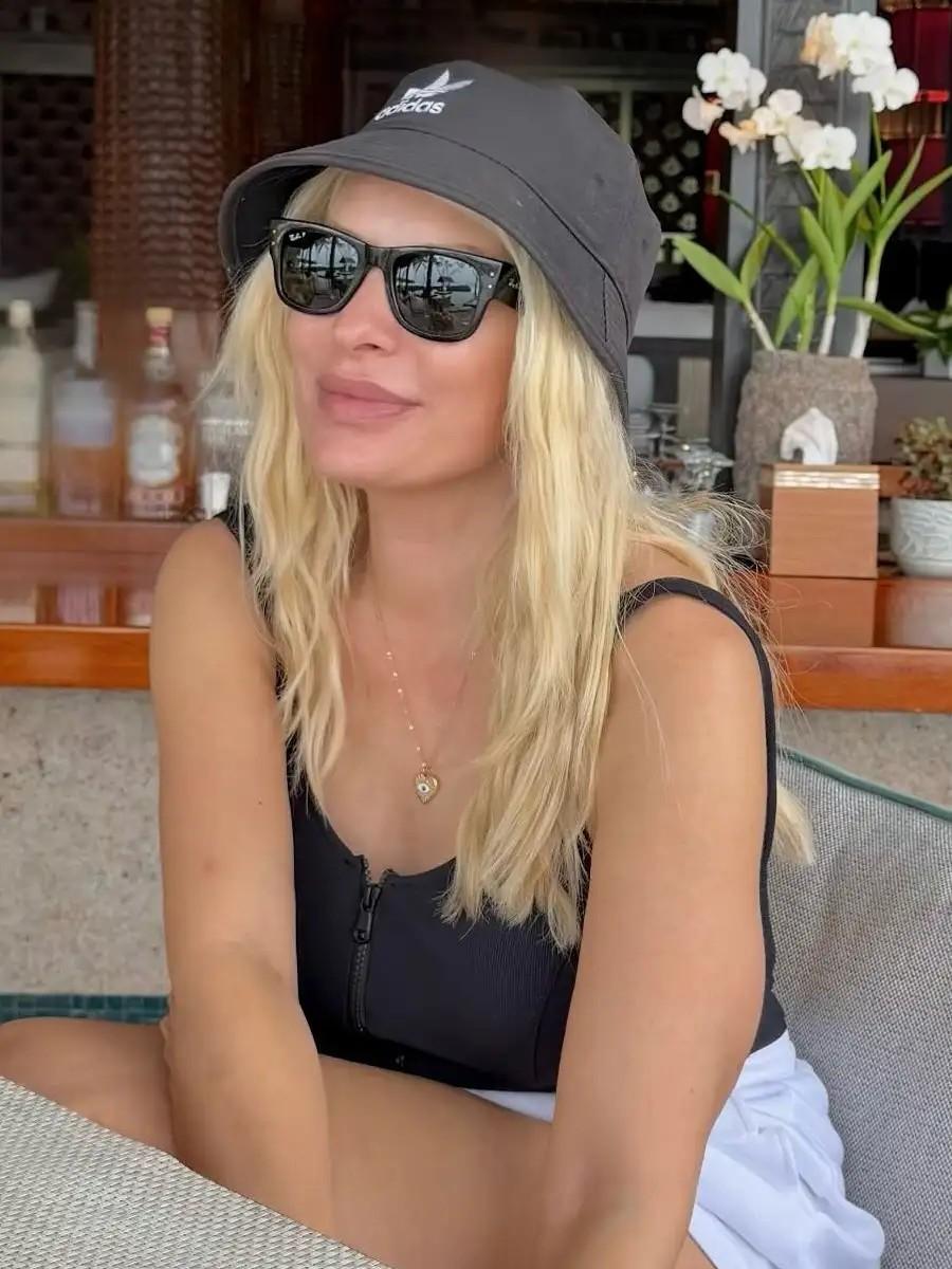 Είναι 55, έχει κορμί 20χρονης – Xαμός με τις νέες φωτογραφίες της Ελένης Μενεγάκη από τις Μαλδίβες