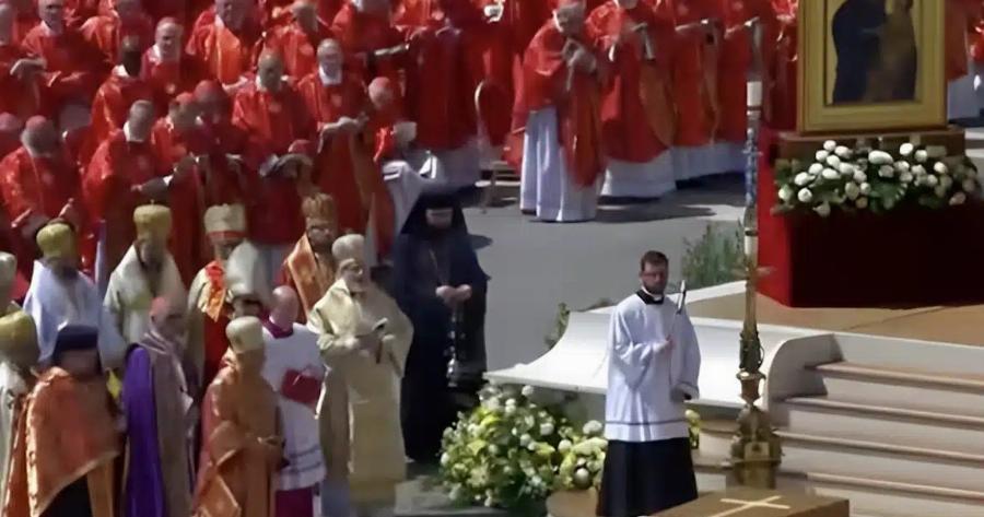 Γιατί έψαλλαν το «Χριστός Ανέστη» στα Ελληνικά στην κηδεία του Πάπα Φραγκίσκου
