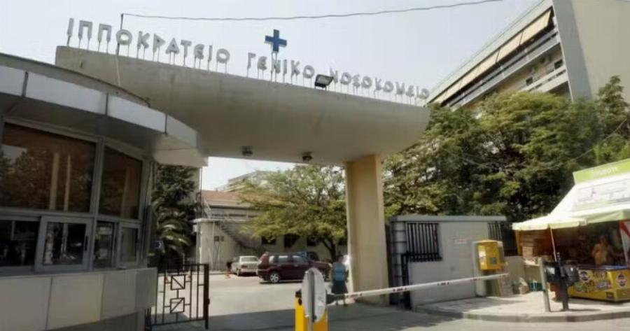 ΙΧ «καρφώθnκε» στην τζαμαρία του Ιπποκράτειου νοσοκομείου – Απίστευτη φωτογραφία