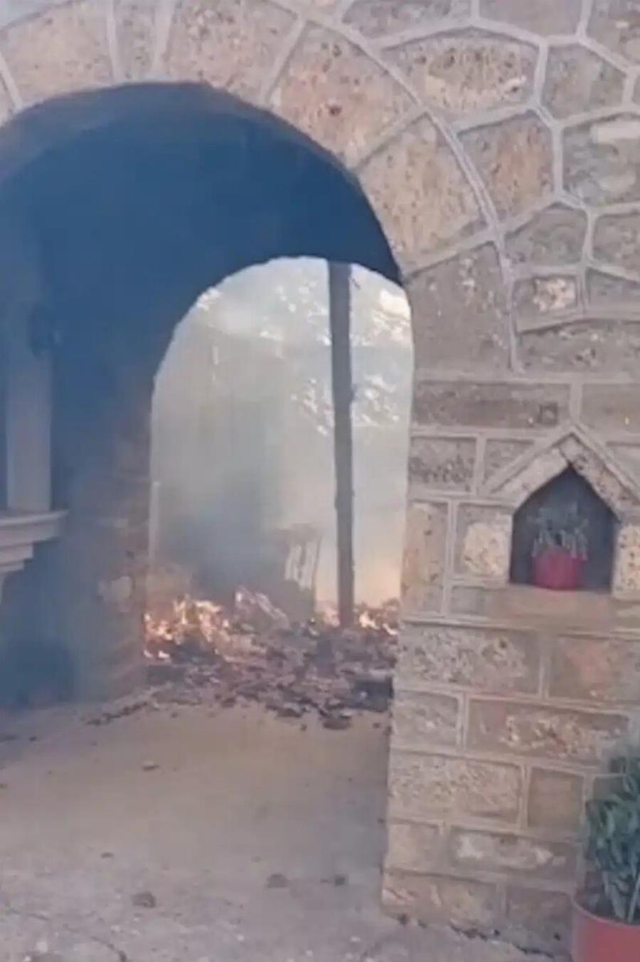Καταστράφηκε απο την φωτιά η ιστορική εκκλησία της Παναγίας των Καταφυγίων στη Ζάχολη