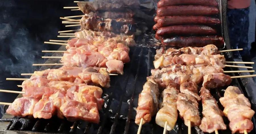 «Τα σχολεία δεν είναι ψησταριές» – «Μπλόκο» του Υπουργείου Παιδείας στο τσίκνισμα