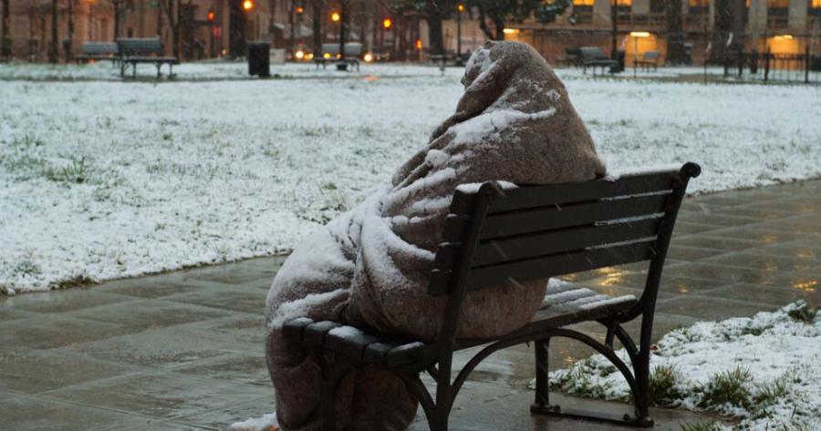 Χιόνιζε και κοιμόμουν με την κόρη μου στον δρόμο ώσπου μας πήρε σπίτι του ένας άγνωστος