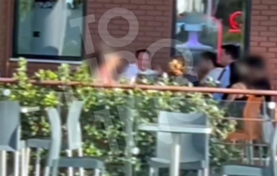 Απόστολος Λύτρας: Πήγε για μπέργκερ και καφέ με την πρώην σύζυγο και τις δύο κόρες του