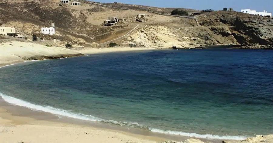 Θρίλερ στη Μύκονο: Νεκρός άνδρας στην παραλία