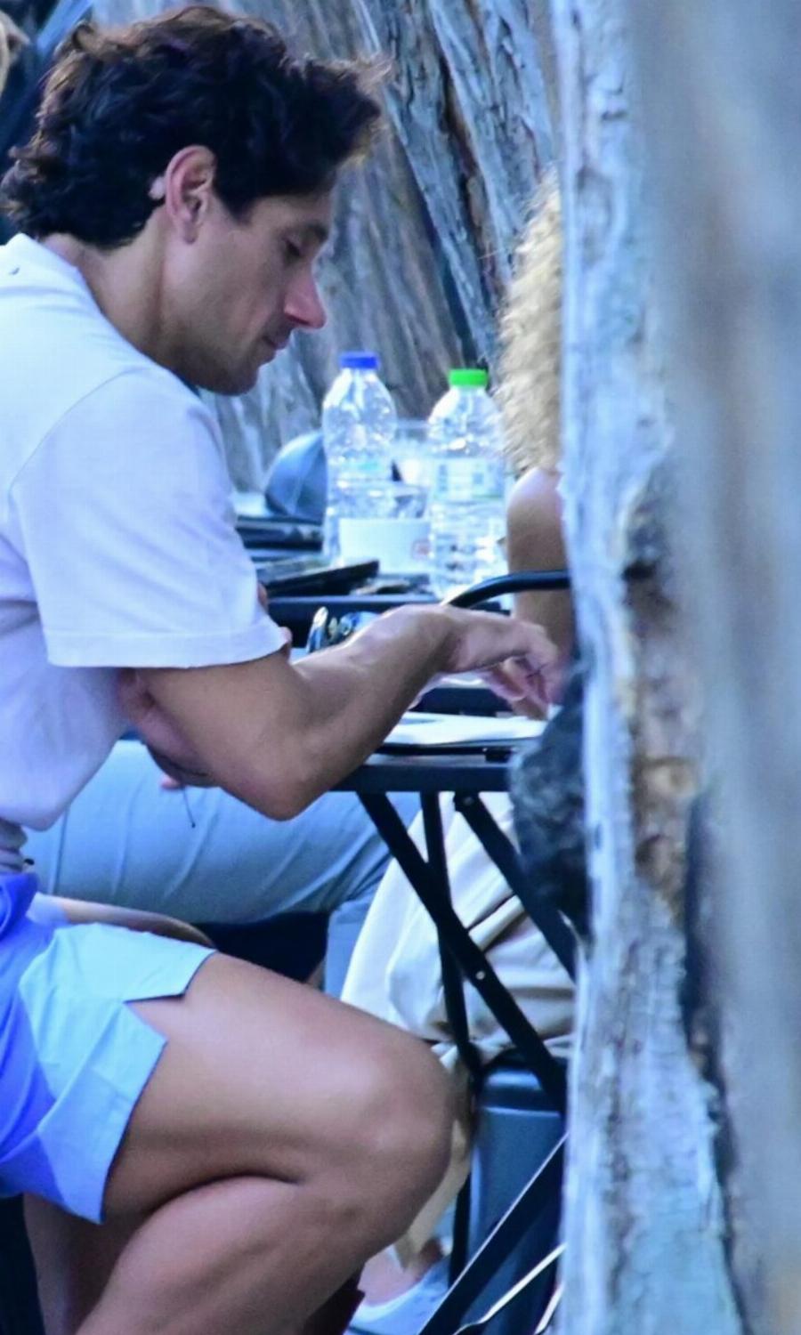 Τυχερές όσες έκαναν σήμερα βόλτα στα Εξάρχεια: Κυκλοφορούσε, με φόρμες, ο πιο ωραίος Έλληνας – Ουρές να τον δουν