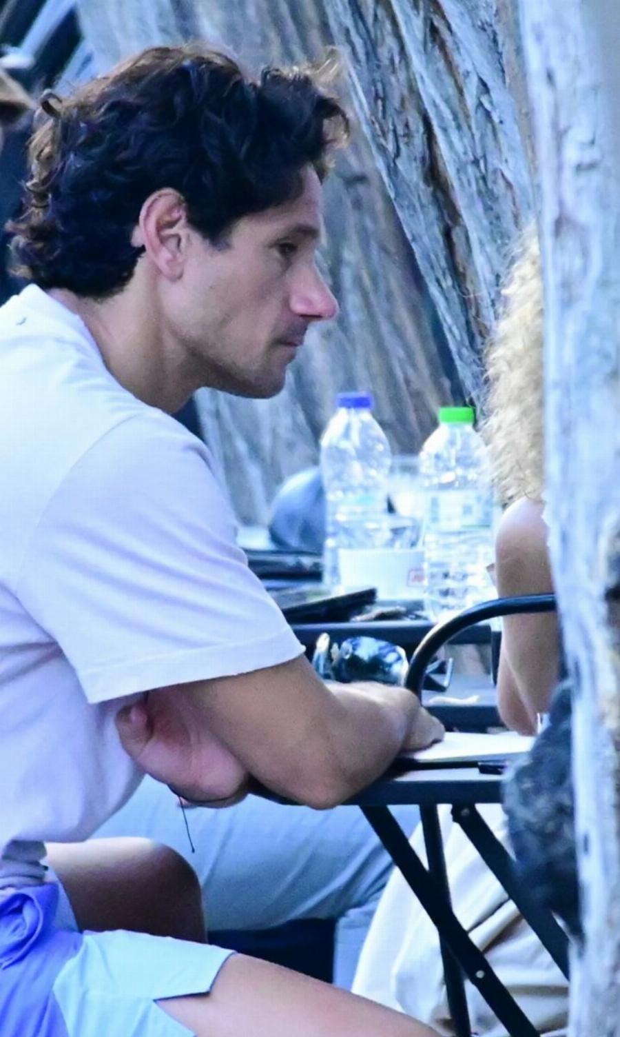 Τυχερές όσες έκαναν σήμερα βόλτα στα Εξάρχεια: Κυκλοφορούσε, με φόρμες, ο πιο ωραίος Έλληνας – Ουρές να τον δουν