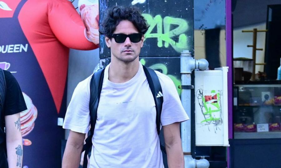 Τυχερές όσες έκαναν σήμερα βόλτα στα Εξάρχεια: Κυκλοφορούσε, με φόρμες, ο πιο ωραίος Έλληνας – Ουρές να τον δουν