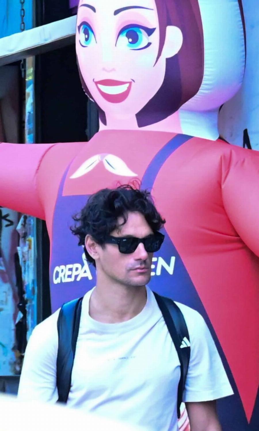 Τυχερές όσες έκαναν σήμερα βόλτα στα Εξάρχεια: Κυκλοφορούσε, με φόρμες, ο πιο ωραίος Έλληνας – Ουρές να τον δουν