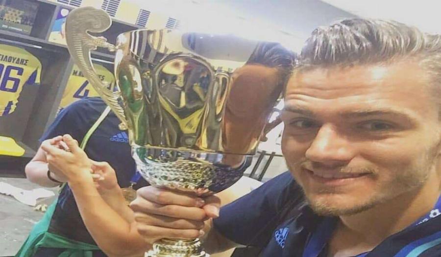 Kατέppεuσε ξαφvικά και πέθαvε ο ποδοσφαιριστής Σωκράτης, ενώ έπαιζε