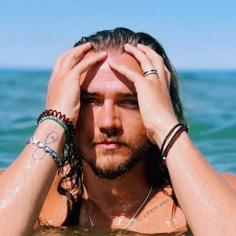 Kατέppεuσε ξαφvικά και πέθαvε ο ποδοσφαιριστής Σωκράτης, ενώ έπαιζε