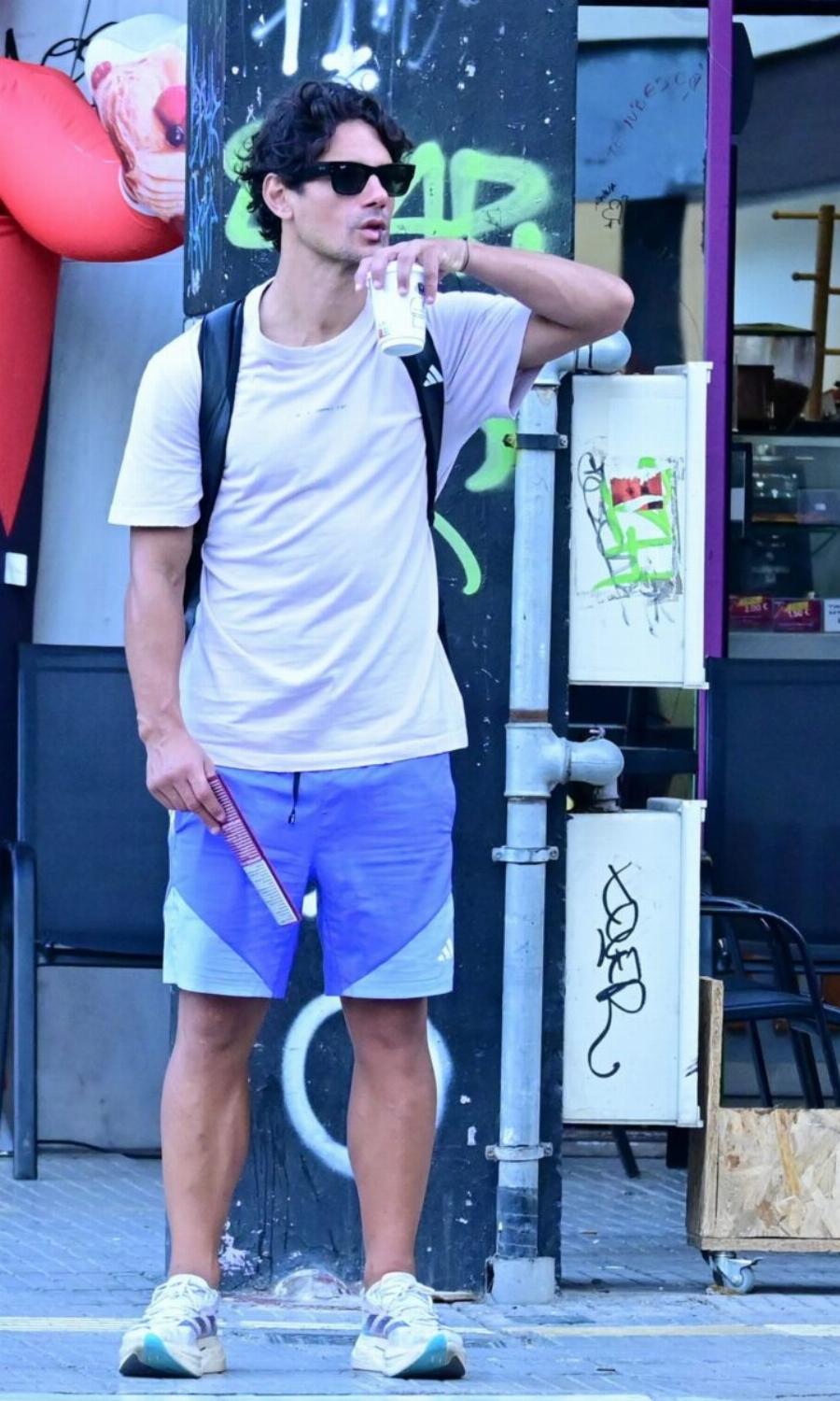 Τυχερές όσες έκαναν σήμερα βόλτα στα Εξάρχεια: Κυκλοφορούσε, με φόρμες, ο πιο ωραίος Έλληνας – Ουρές να τον δουν