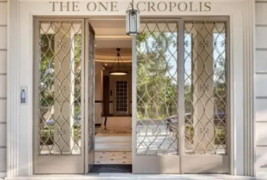 Μαθεύτηκε η τιμή: Η υπερλούξ σουίτα Κασσελάκη-Τάιλερ με θέα Ακρόπολη & μαρμάρινο τζακούζι “ξεχειλίζει” πολυτέλεια