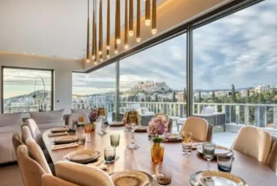 Μαθεύτηκε η τιμή: Η υπερλούξ σουίτα Κασσελάκη-Τάιλερ με θέα Ακρόπολη & μαρμάρινο τζακούζι “ξεχειλίζει” πολυτέλεια