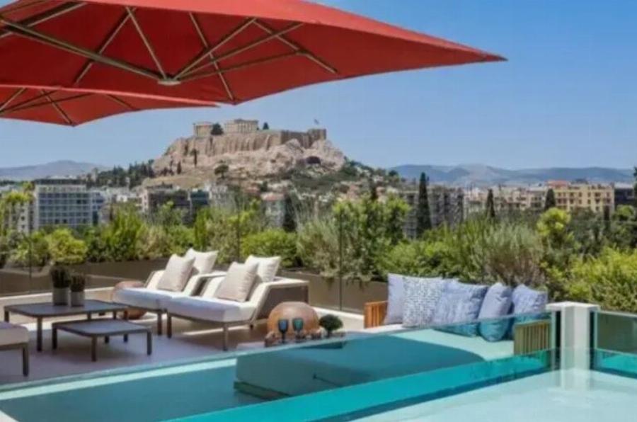 Μαθεύτηκε η τιμή: Η υπερλούξ σουίτα Κασσελάκη-Τάιλερ με θέα Ακρόπολη & μαρμάρινο τζακούζι “ξεχειλίζει” πολυτέλεια