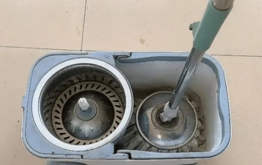 Βάλτε αuτό στο νερό. Ακόμα κι αν δεν σφουγγαρίσετε για μια εβδομάδα, το πάτωμα θα παραμείνει καθαρό χωρίς σκόνη