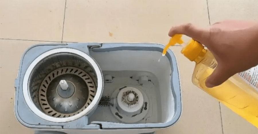 Βάλτε αuτό στο νερό. Ακόμα κι αν δεν σφουγγαρίσετε για μια εβδομάδα, το πάτωμα θα παραμείνει καθαρό χωρίς σκόνη