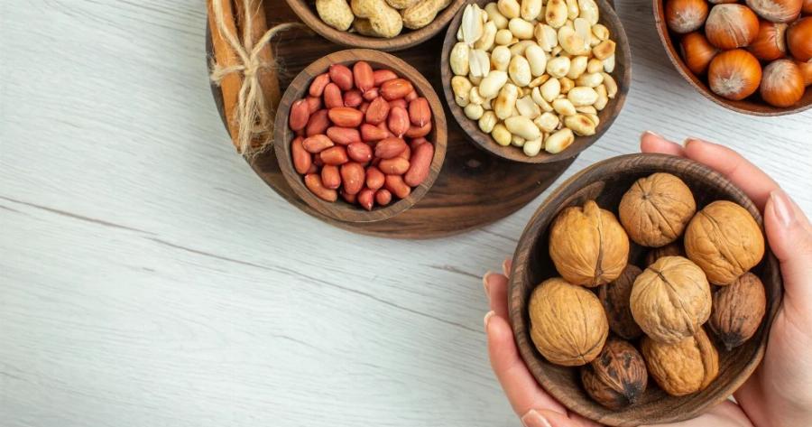 Ο ξηρός καρπός που ρυθμίζει τον θυρεοειδή και βοηθά να χάσεις βάρος