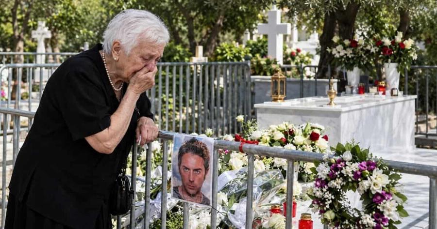 Η επίσκεψη στον τάφο του Μαζωνάκη χθες το βράδυ: Τι υποσχέθηκε στον γιο της με δάκρυα στα μάτια η κυρία Κλειώ