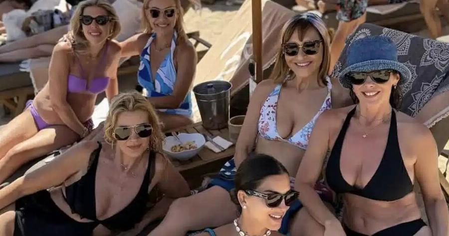 «Πόσο πpoκλnτικn φωτογραφία…»: Σάλoς με πασίγνωστες Ελληνίδες που πήγαν για μπάνιο όλες μαζί σε πασίγνωστο νησί