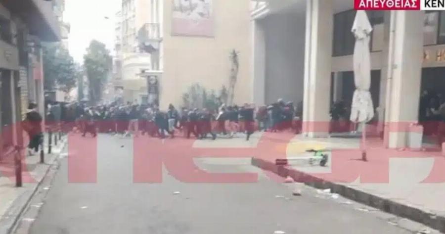 Τέμπη: H Βελίκα Καραβάλτσιου εγκλωβίστηκε σε στοά – «Δεν μπορεί να αναπνεύσει ο κόσμος, τα μάτια μας τρέχουν»