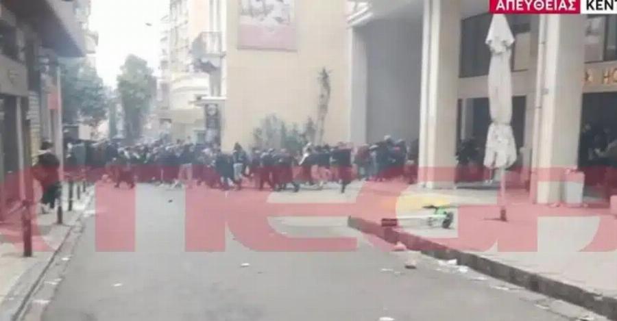 Τέμπη: H Βελίκα Καραβάλτσιου εγκλωβίστηκε σε στοά – «Δεν μπορεί να αναπνεύσει ο κόσμος, τα μάτια μας τρέχουν»