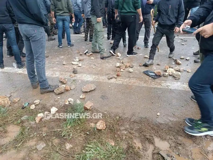 Χάμος στα Χανιά με αγρότες και ΜΑΤ – Πετροπόλεμος, αναποδογυρισμένο περιπολικό, τραυματίες