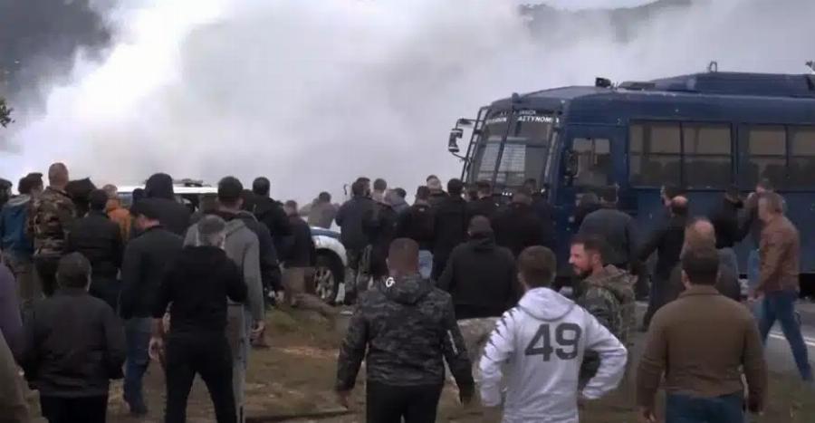 Χάμος στα Χανιά με αγρότες και ΜΑΤ – Πετροπόλεμος, αναποδογυρισμένο περιπολικό, τραυματίες