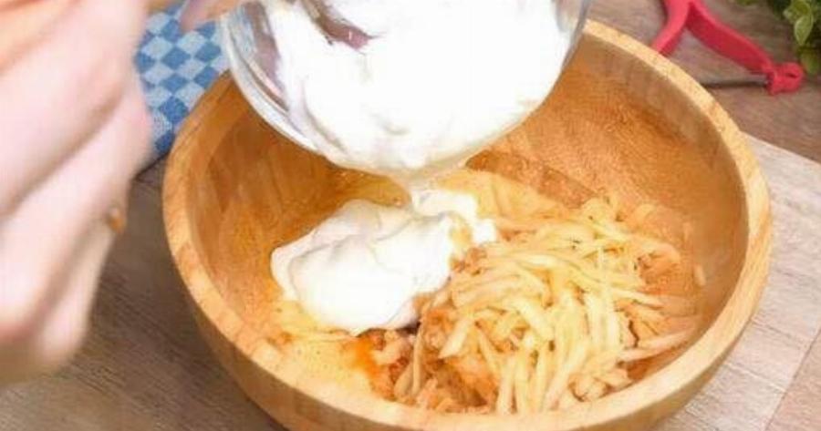 Αφράτες Τηγανίτες με Μήλο και Γιαούρτι – Έτοιμες σε 10 Λεπτά!