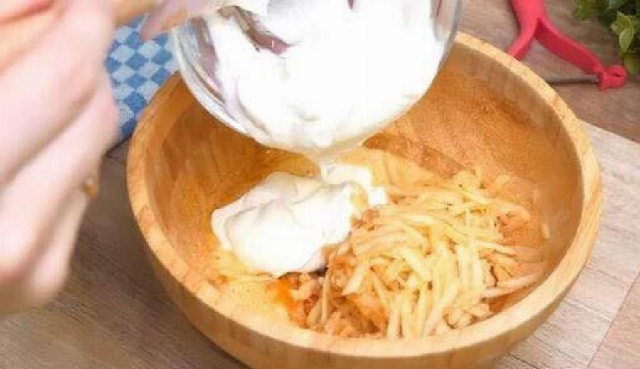 Αφράτες Τηγανίτες με Μήλο και Γιαούρτι – Έτοιμες σε 10 Λεπτά!