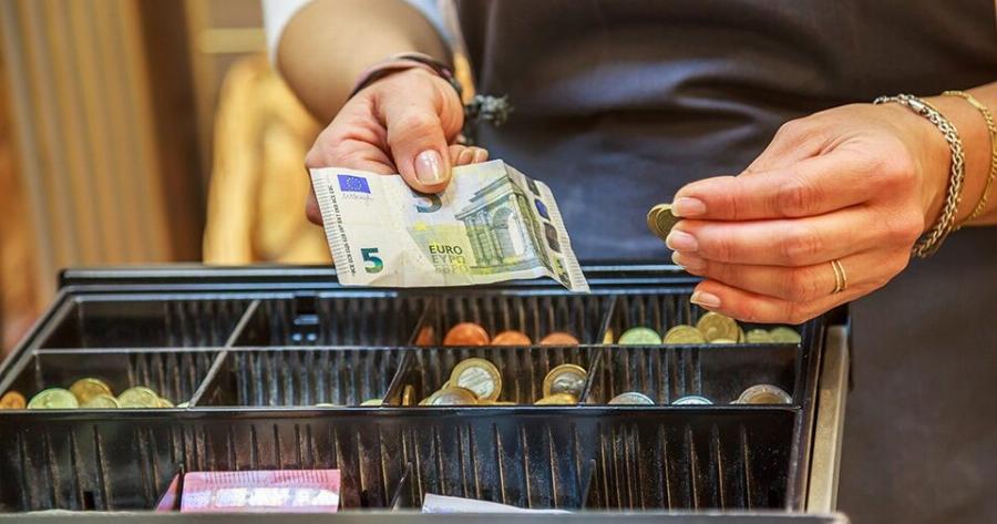 Τέλος τα μετρητά στις συναλλαγές μας ‑ Το πρόστιμο αν πληρώσετε μετρητοίς