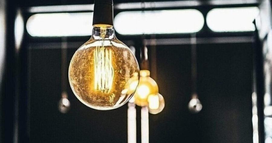 Χαμόγελα στους καταναλωτές για τη μεγάλη πτώση στα τιμολόγια ρεύματος τον Μάρτιο – Ποια «χρώματα» συμφέρουν