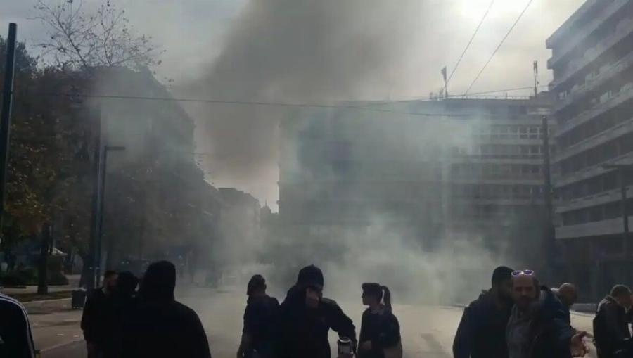 Τα ΜΑΤ της κυβέρνησης διαλύουν τη μεγαλειώδη συγκέντρωση – Έπνιξαν με δακρυγόνα το Σύνταγμα