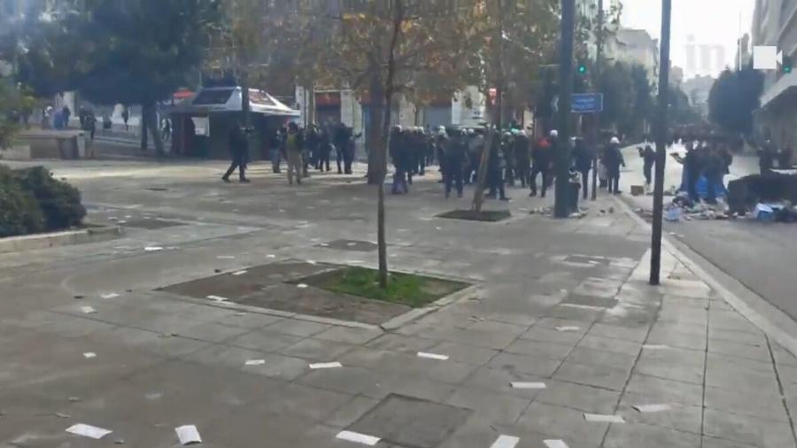 Τα ΜΑΤ της κυβέρνησης διαλύουν τη μεγαλειώδη συγκέντρωση – Έπνιξαν με δακρυγόνα το Σύνταγμα